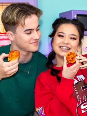 A post by @jilloptv on TikTok caption: Wat is jouw favo pizza? 🍕 Kijk de hele aflevering Movienight op ons Youtubekanaal (linkinbio) #partycrew #pizzaroll #recept #pizzasnack #minipizza #partysnack #bakken #npozapp @schlimbackniels @ayana_official_