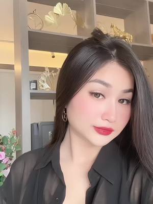 A post by @leeka043 on TikTok caption: សំបុរមិន​សូវសរ​  តែ​មារយាទ​និង​ចរិត​គេ​ទទួល​សា្គល់​ អត់​ចេះ​សំដែង​  អត់ចេះខូច​មាត់​ ទេបង​😝