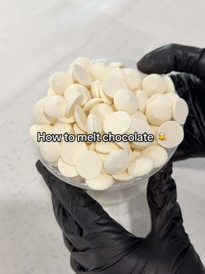 A post by @xosimplysweeet on TikTok caption: How to melt chocolate! 👩‍🍳 • • • #chocolatecoveredtreats #treatboxes #treatmaker #bakersoftiktok #chocolatetutorial 