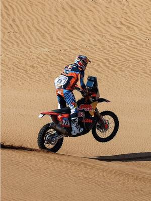 A post by @edgarcanet373 on TikTok caption: ETAPA 8 ✅ Primera vez abriendo pista. Seguimos!  #dakar #rally 