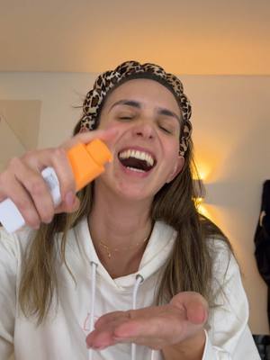 A post by @rebecamcaldeira on TikTok caption: Ahahahhh para que é que eu tinha microfone? 😂😂😂😂 #skincare #skincareroutine #rotina #maridoemulher #marido #piada #piadas #comedia #humor #casal #ahaha #rir #pele 