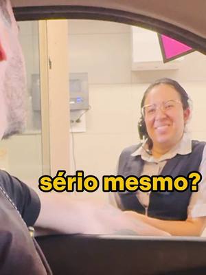 A post by @john.leitao on TikTok caption: Como fazer uma surpresa e deixar uma simpática trabalhadora feliz 🙂 Pra começar a semana com o ❤️‍🔥 quentinho Obrigado por existir! #johnleitao #amor #humor #fy #dinheiro #comédia #comediante #humorista 