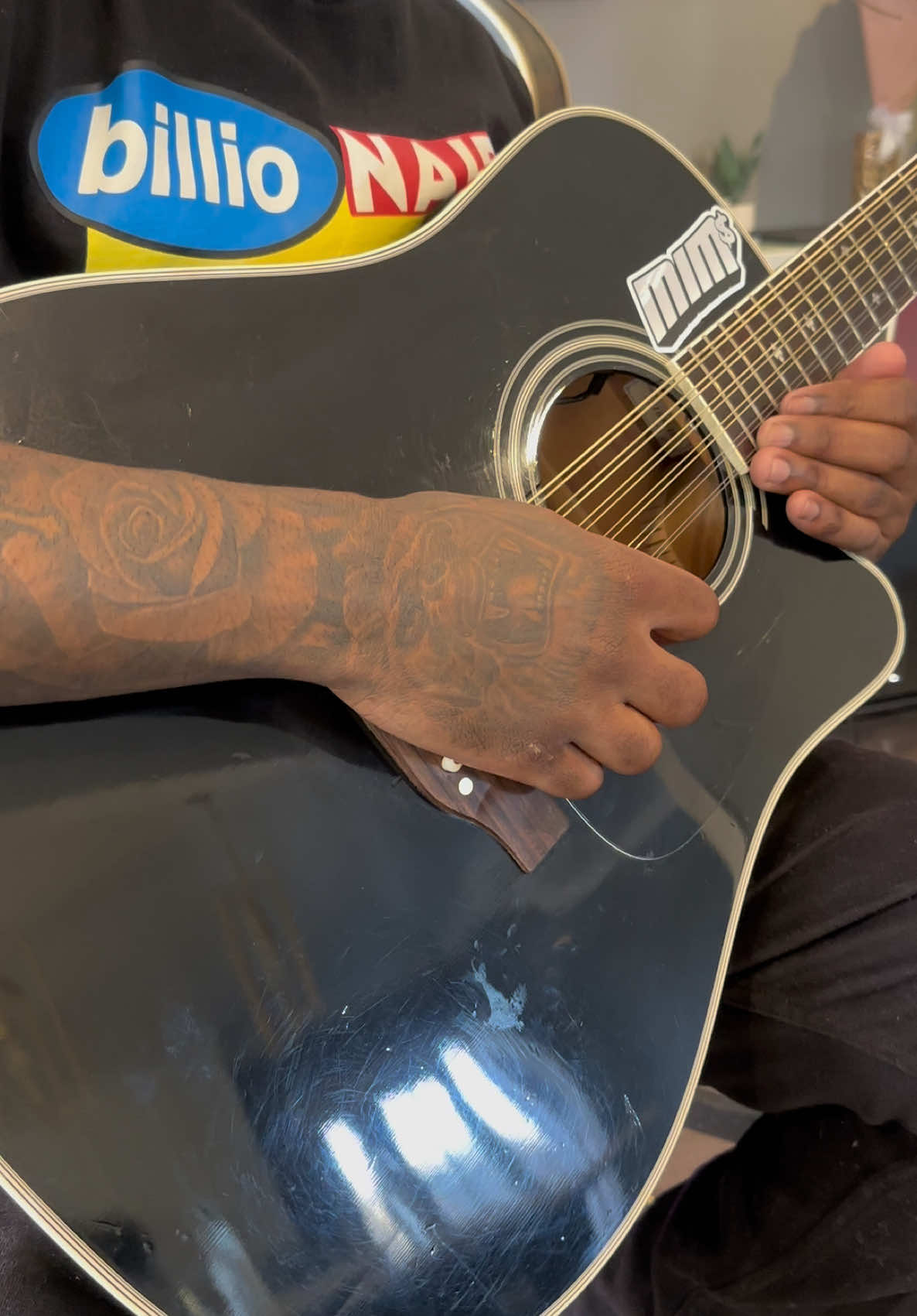 A post by @hbkjemmiel on TikTok caption: SOLICITADO • @Peso Pluma @peazzz3  #fyp #parati #corridostumbados #requinto #corridos #requintoschingones #tololoche #exodo #pesopluma #dobleprecords #solicitado #hbkjemmiel 