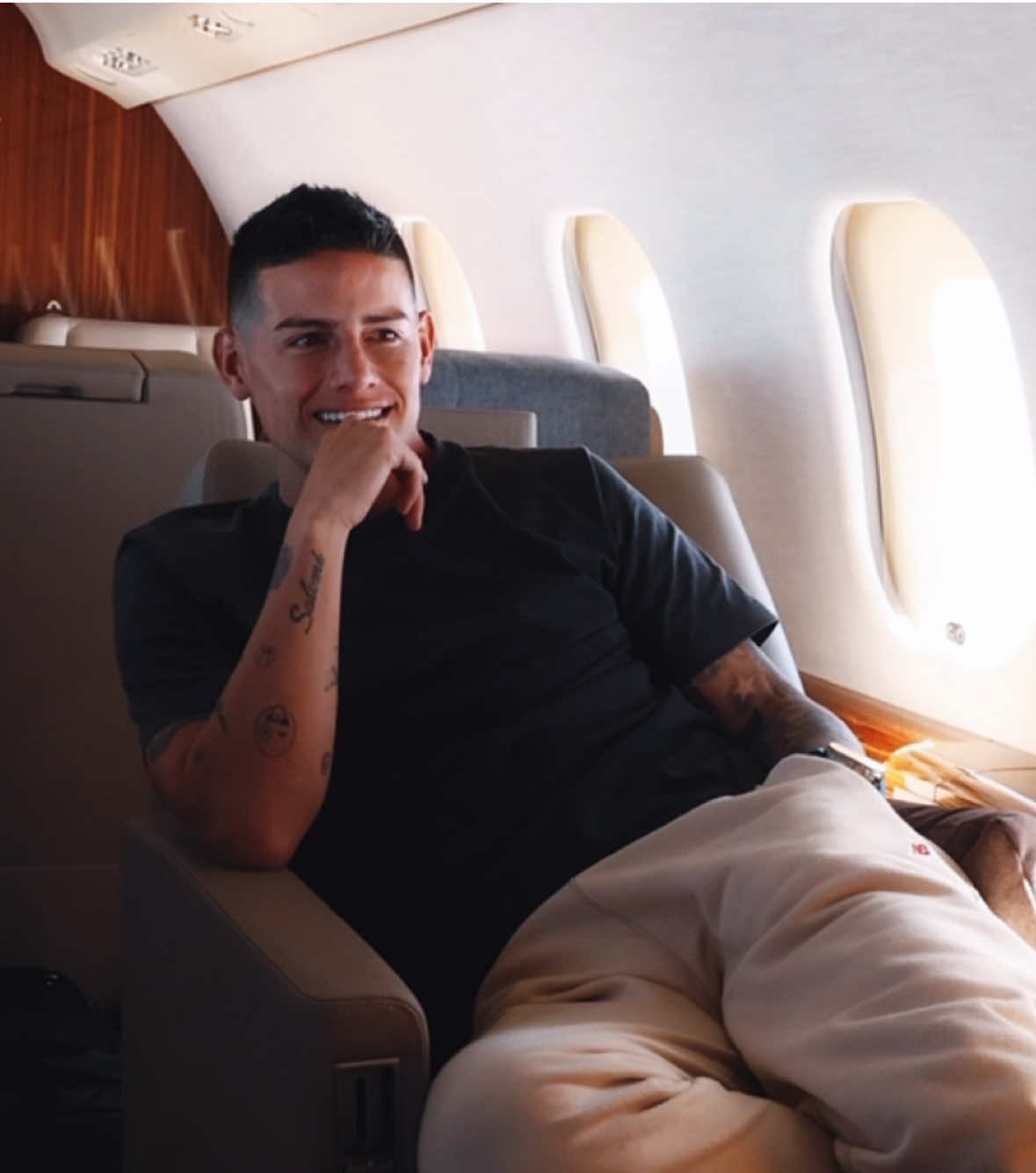 A post by @jamesdrodriguez on TikTok caption: Hola 👋🏼🦁🇲🇽 @Club León OF 