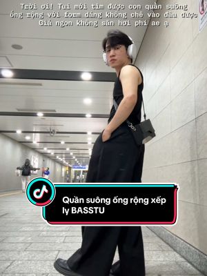 A post by @datreview2409 on TikTok caption: Thấy nhiều ae hỏi con quần suông ống rộng mà mình hay mặc. Nên mình lên video cho ae đặt đây. Giỏ hàng gốc trái video nha ae #quansuongongrong #quansuong #quansuongnam #quanongrong #datriviu #xuhuong #thinhhanh 