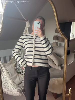 A post by @nnora.jones on TikTok caption: Använd koden JTBWD för 15% på allt inklusive rea på madlady.se Byxorna jag visat heter: -Lågmidjade Bootcut Kostymbyxor bonnie black -Mid Waist Loungebyxor- Maya Light Grey Alla byxor finns i olika längder  Jag har längd regular✨🫧❤️