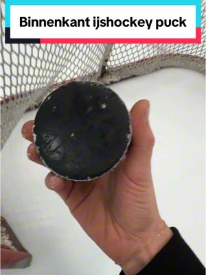 A post by @misterkrul on TikTok caption: Wat zit er aan de binnenkant van een ijshockey puck? #experiment 