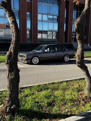 A post by @blvck_mk8r on TikTok caption: 👑 #carsoftiktok #bmw #e30 #oldschool #car 