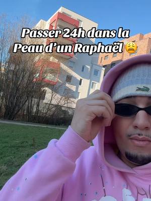 A post by @farigolow on TikTok caption: Tous les Raphaël ils ont fait ça une fois..👀 D’autres Prénoms 🤔 #humour #devinelapersonne #prenom #24hours 