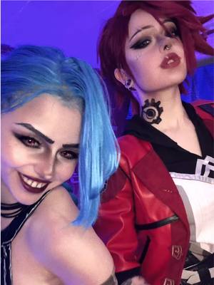 A post by @kirapika.cos on TikTok caption: new very swag duo with @Muatori 🤓🤓🤓 #arcane #leagueoflegends #jinx #vi #arcanecosplay 