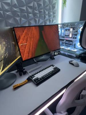 A post by @jay_honnor on TikTok caption: ⚪️⚫️ #setup #GamingSetup #techtok #whitesetup #fyp #setups 