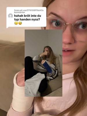 A post by @julias.2001 on TikTok caption: Svarar @user3710108976643 Brukar skämta om att jag är klumpig men detta är faktiskt första gången jag bryter handen hahah så så klumpig är jag inte #foryoupage #foryou 