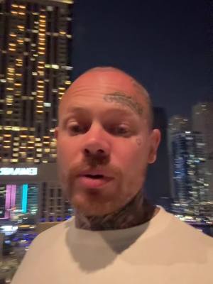 A post by @thewalkinkdead_life on TikTok caption: C’est pas loin mais c’est long 😅 bienvenue à Dubaï #dubai 