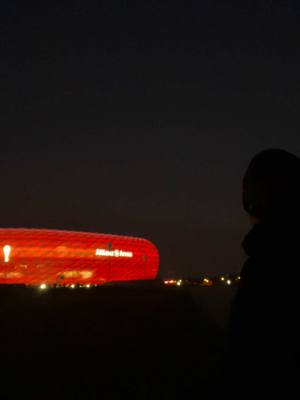 A post by @45..hannah on TikTok caption: Die Bayern Kopfhörer von @BaseusGlobal 😍 #ap45 #fcbayern #allianzarena #football #fy #fyp #viral  