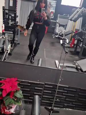 A post by @rosycostantino5wellness on TikTok caption: #wellness #pro #fitnesswoman #bodybuilding #tik_tok #personaltrainer #gym #athlete #over50 #perte #neiperte #musclewoman 