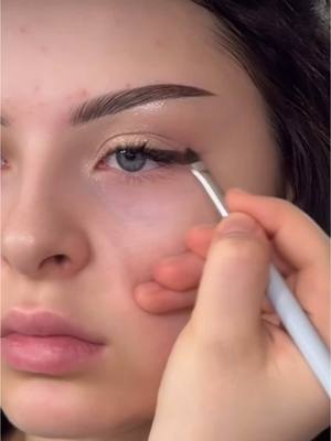 A post by @glamsahar on TikTok caption: #Eyeliner #eyelinertutorial #eyelinerhack #smokeyeye #makeuptutorial #eyebrowtutorial #hack 