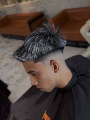 A post by @barberjeffyusty on TikTok caption: Mechas platinadas 🤫🤫🤫🤫🤫#viral #video #barberoslatinos #fade #barberos #platinado 