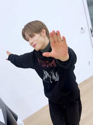 A post by @xikers_official on TikTok caption: 로디, 잠깐만...!✋ #xikers #싸이커스 #진식 #JINSIK