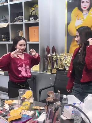 A post by @leakdrama on TikTok caption: បង្រៀនចែយៀករាំ😂@CEO Miss sunflower Brand 