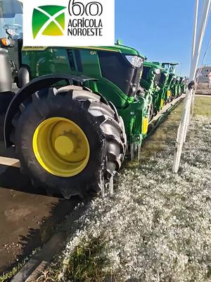 A post by @agricolanoroeste on TikTok caption: #tractoresreestreno #johndeere #agricolanoroeste 