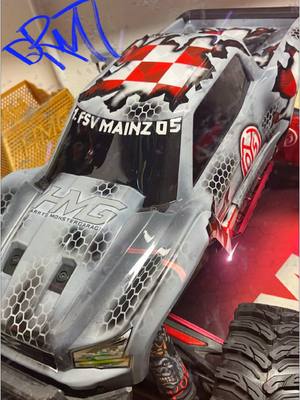 A post by @harrysmonstergarage on TikTok caption: Mainz05 X-Maxx 🔥#hmgharrysmonstergarage #jspartsshop #modelbaumetz #mainz05 #mainz #fyp #bundesliga #fussball #mainzer #xmaxx #modellbau #tuning #🇩🇪 #3d #2025 #rccar #rcracing #mewa #mewaarena #stadion @ali24_football 