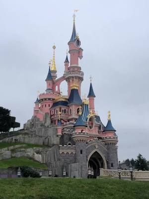 A post by @_log4ne.s_ on TikTok caption: Un endroit magique ❤️ #pourtoi #fyp #abonnetoi #couplegoals #disneylandparis #magique 