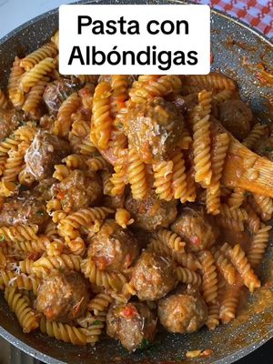 A post by @cocinandoconclaris on TikTok caption: Enero y la dieta… pero sin dejar de comer rico. A propósito, hoy se celebra el Día Mundial Sin Gluten, así que preparé para todos unos espirales con albóndigas usando la pasta Gluten Free de Milano. ¡Quedó todo balanceado y delicioso! Empieza el año disfrutando mientras te cuidas.  INGREDIENTES  ⬇️⬇️ 1 Paquete de Espirales Milano(Fusilli) 1/4 de Pimentón Rojo picado 1 Tomate Barceló Picado 1/2 Cebolla Picada 1 Sobre de Salsa de Tomate Condimentada 1/4 de Ají Cubanela Picado  2 Cdas de Vino Blanco Perejil Fresco picado  1/4 de Tza de Crema de Leche Sin Gluten (opcional) Queso Parmesano  1 Cdta de Sazonador Sal al gusto (para la Pasta) PARA LA CARNE 1 Lb de Carne Molida(Res, Cerdo, Pollo) 1/2 Cdta de Orégano Molido 1 Cda de Sazonador en polvo (opcional) Cilantrico picado Cebolla picada  1 Cda de Ajo  1 Huevo  1/3 de Tza de Pan Rallado Gluten Free Pimienta al gusto  #M#MilanoG#GlutenFreePastaMilano @milanord 