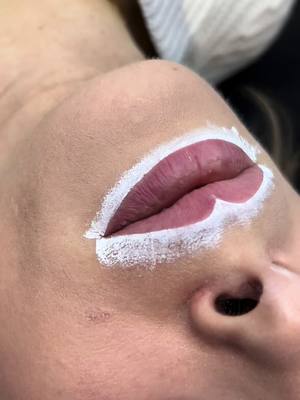 A post by @kelecsendi on TikTok caption: Lip blush  #lipbpush #liptattoo #permanentmakeup #lipstick 