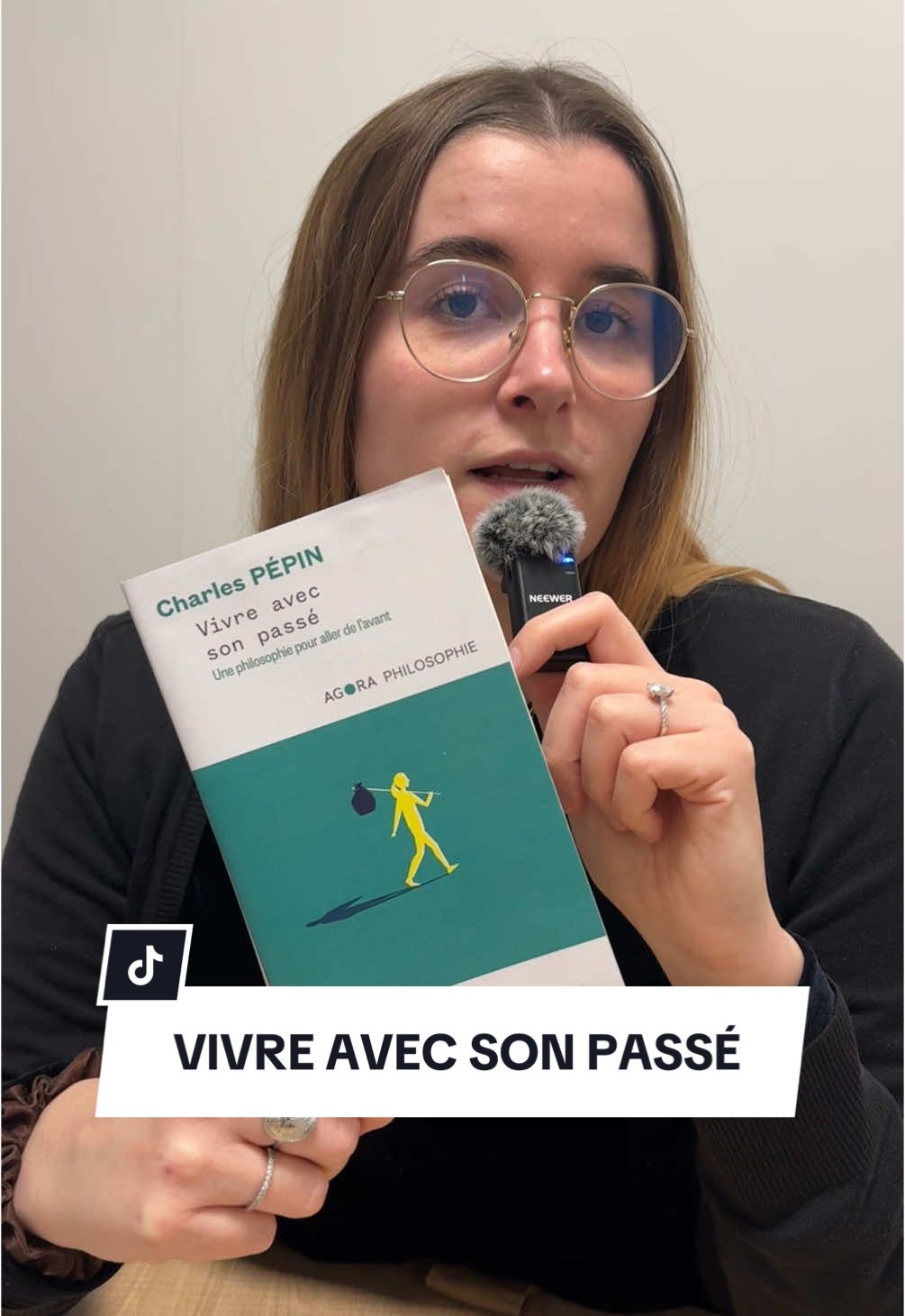 A post by @pocket_editions on TikTok caption: Vivre avec son passé de Charles Pépin, où comment aborder des questions philosophique de manière simple et concrète ! #pocket #BookTok #developpementpersonnel #lecture 