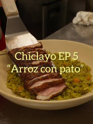 A post by @chefrodrigofernandini on TikTok caption: @Artesano  Chiclayo EP 5 : “Arroz con Pato” Un clásico en mi querido Chiclayo, no podía faltar en esta serie que es un tributo a la capital de la gastronomía peruana.  Buenazo !  #buenazo #rodrigofernandini #comidaperuana #peruvianfood #peru #chiclayo #arrozconpato #duckrice 