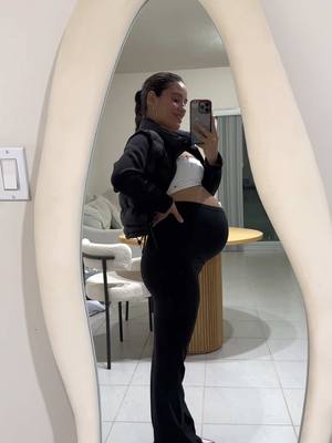 A post by @clauglezfitt on TikTok caption: Ya extraño la pancita 🥹🐣 •••••••••••• #embarazada #pregnancy #embarazo #belly #pregnat #transformation #posparto #pospartum #parto 