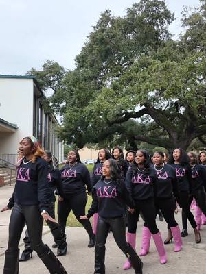 A post by @karahxlynn on TikTok caption: happy founders day from beta psi 🩷💚 #alphakappaalpha #betapsi #aka 