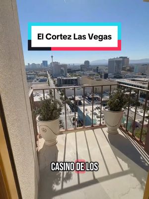 A post by @vegasenespanol on TikTok caption: ¡Viaja al pasado con estilo! ✨ Descubre la Jackie Gaughan Retro Suite en @El Cortez, un homenaje a la historia de #LasVegas con su elegante decoración vintage y encanto clásico. #Vegas #VisitaLasVegas #VegasHistoria 