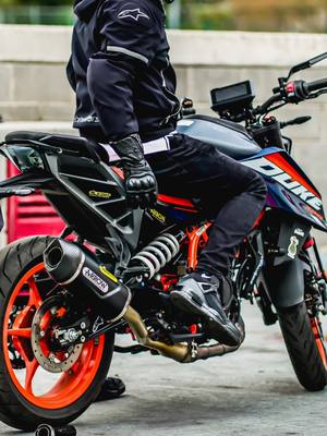 A post by @astrobikermx on TikTok caption: Escape Arrow para Duke 390 nueva generación en #astrobikermx  #ktm #duke390 #arrowexhaust