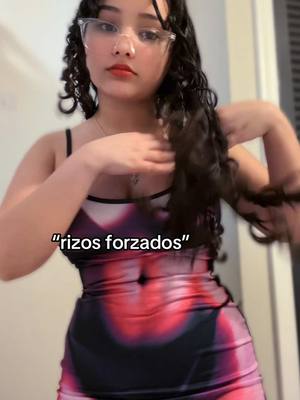 A post by @stefrp2 on TikTok caption: el vestido todo chueco JAJAJA😹🩷 #fyp #curly #foryoupage 