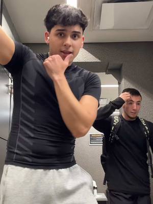 A post by @alfredorangel_ on TikTok caption: No dejan grabar a gusto en el Smart Fit 😂 #fyp #baile #tred 