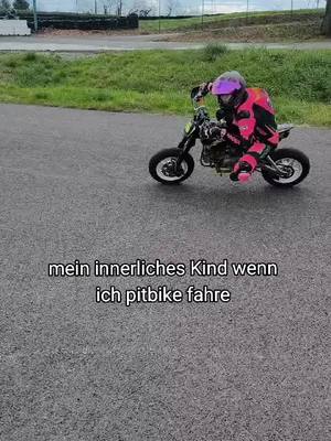 A post by @maila_owl_official on TikTok caption: Wenn Träume war werden #wennträumewahrwerden #träume #kind #kindheitstraum #Traum #innerlicheskind #pitbike #pitbikes #motorrad #motorradfahren #Motorsport #funn 