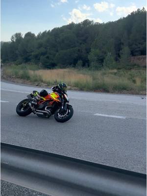 A post by @superdukegirl on TikTok caption: Creo que me han faltado asignaturas😂 #superdukegirl #superduke1290r #bikelife 