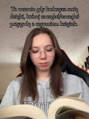 A post by @kr.werka16 on TikTok caption: Może i jestem osobą, która zaczęła czytać książki dzięki Rodzinie Moment, ale dzięki temu w ogóle czytam. Mój gust czytelniczy się zmienił, ale wciąż to Rodzina Monet zmieniła wszytko. Gdybym nie kupiła tego dnia “skarbu” przez przypadek to nigdy nie poznałabym tylu pięknych, fascynujących, smutnych, a czasem i nie odpowiednich dla wszystkich historii, które skrywają książki na mojej półce. To rodzina monet zmieniła wszytko i trochę to przykre, że skończyłam tą historię, bo wiem, że nigdy więcej jej już na nowo nie poznam. Rodzinę Monet skończyłam czytać w zeszłym roku i czuję się jakbym w ogóle jej nie skończyła. #rodzinamonet #books #monet #ksiazki #ilovereading #fyp #BookTok #dc 