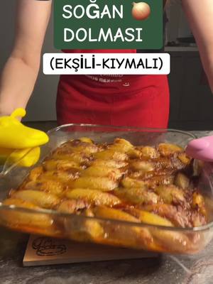 A post by @mutfakcadisi14 on TikTok caption: #soğandolması 💯👩‍🍳#ekşilidolma 🔥 4 adet soğan 1 TENCERE DOLUSU LEZZET 🥰 #gülmeyibilmeyendükkanaçmasın ❤️⬇️ REÇETE ✅⬇️ .4 adet büyük boy soğan .1,5 litre kaynar su .1 tatlı kaşığı tuz .20 dakika ⏰ .orta ateşte🔥 İÇ HARCI ✅⬇️ .150 gr kıyma .1 adet kuru soğan .1 adet domates  .5 diş sarımsak  .10 dal maydanoz  .2 yemek kaşığı pirinç .2 yemek kaşığı bulgur .1’er çay kaşığı; Tuz-kimyon-karabiber  .1 tatlı kaşığı sumak .1 yemek kaşığı acı biber salçası .2 yemek kaşığı nar ekşisi  .1 yemek kaşığı ayçiçek yağı  SOSU ✅⬇️ .1 adet domates  .1 yemek kaşığı acı biber salçası  .1 tatlı kaşığı tuz .1 tatlı kaşığı sumak .1’er çay kaşığı karabiber-pulbiber .2 yemek kaşığı nar ekşisi  .1 yemek kaşığı ayçiçek yağı .1 su bardağı kaynar su .1,5 yemek kaşığı tereyağı OCAKTA 🔥 .KISIK ATEŞTE .1 SAAT ⏰  FIRINDA🔥 .sıcak fırında .fanlı ayarda .200 derece ısıda .orta rafta .20 dakika⏰ SUNUM✅⬇️ .yoğurt🇹🇷 .maydanoz  TEŞEKKÜRLER 🥰 #mutfakcadısı #dürüstlüközgürlüktür☝️ 