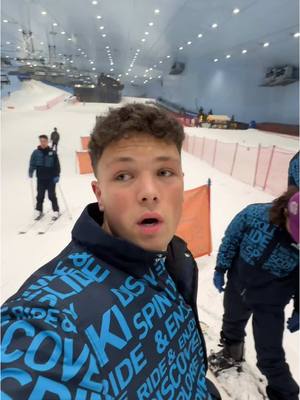 A post by @frommerjoe on TikTok caption: vlog: Fra ski til byen i Dubai ⛷️🍾🪩