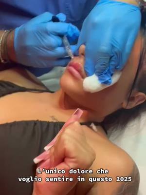 A post by @a.l_040 on TikTok caption: L’unico dolore che vorró sentire #fillers💉 😁😊