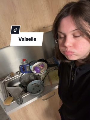 A post by @mariebfrlla on TikTok caption: Il y a des jours où ça va mieux que d’autres et ces jours là je me motive pour faire ce qui n’a pas été fait les jours précédents, on fait aller au mieux, vous n’êtes pas seuls🫶 #appartement #vaiselle #rangement #clean 