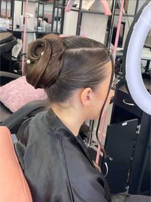 A post by @19marmuq95 on TikTok caption: Hello everyone, Today, I’m going to show you a quick and easy updo that you can create for your client in just 15 minutes!#updo #easyupdos #weddingupdo #updohairstyle #updohairstyles 