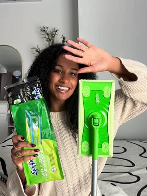 A post by @aissa.stjean on TikTok caption: #AD Si tu es basé au Québec, tu pourrais être en mesure de commencer l’année en économisant sur la trousse de départ @Swiffer Sweeper! Vérifie ta boîte aux lettres pour voir si tu as reçu le coupon! 💚