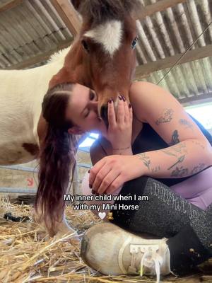 A post by @ninashorsepage on TikTok caption: Lieb den so 🥺🤍 #fyp #fy #foryou #newacc #horse #pony #ponylove #riding #horseriding #pferd  #trend #viral #community #sound #funny #pov #horseriding #wellcomebacktiktok #equestrian #ninashorsepage #community #viralvideo #trending #goviralgo #Vlog #stallvlog #funny 