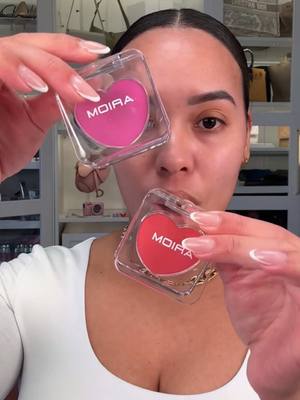 A post by @sollpenamakeup on TikTok caption: Estos rubores de @moiracosmetics 🩷🤭 ahora están disponibles en 16 colores diferentes do que opinan? 😳 Y déjenme contarles que Moira donará el 50% de todas las ventas de Love Spell Powder Blush realizadas del 9 al 22 de enero al LAFD para ayudar con los incendios forestales de Los Ángeles #LoveSpellBlush #MoiraBlushReview #MoiraBeauty #MoiraPartner