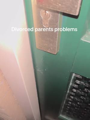 A post by @ilseooi2 on TikTok caption: Altijd de verkeerde sleutel als ik er lang niet ben geweest #divorcedparents #wrongkey #fyp 