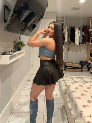 A post by @esthermazloum_ on TikTok caption: Te doy cabello, baile, cara, pierna jeje 😌🦦 #paratii #foryouu #fyt #trendviral #xyzcba 