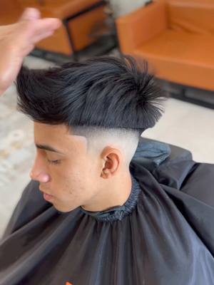 A post by @barberjeffyusty on TikTok caption: El verdadero fade 🤫🤫🤫💈💈💈💈💈#viral #video #barberoslatinos 